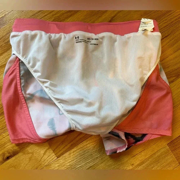 Under Armour Loose Heat Gear Shorts - Picture 4 of 6